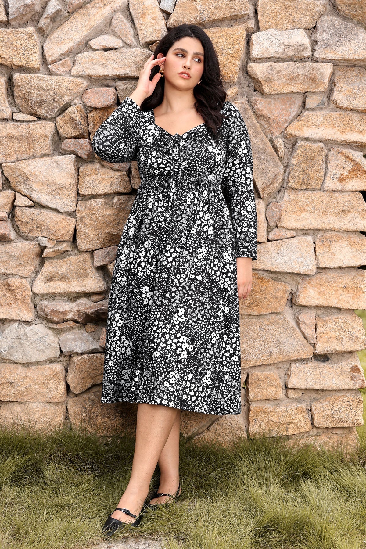 Vintage inspired Floral Print Sweetheart Neck Long Sleeve Midi Dress
